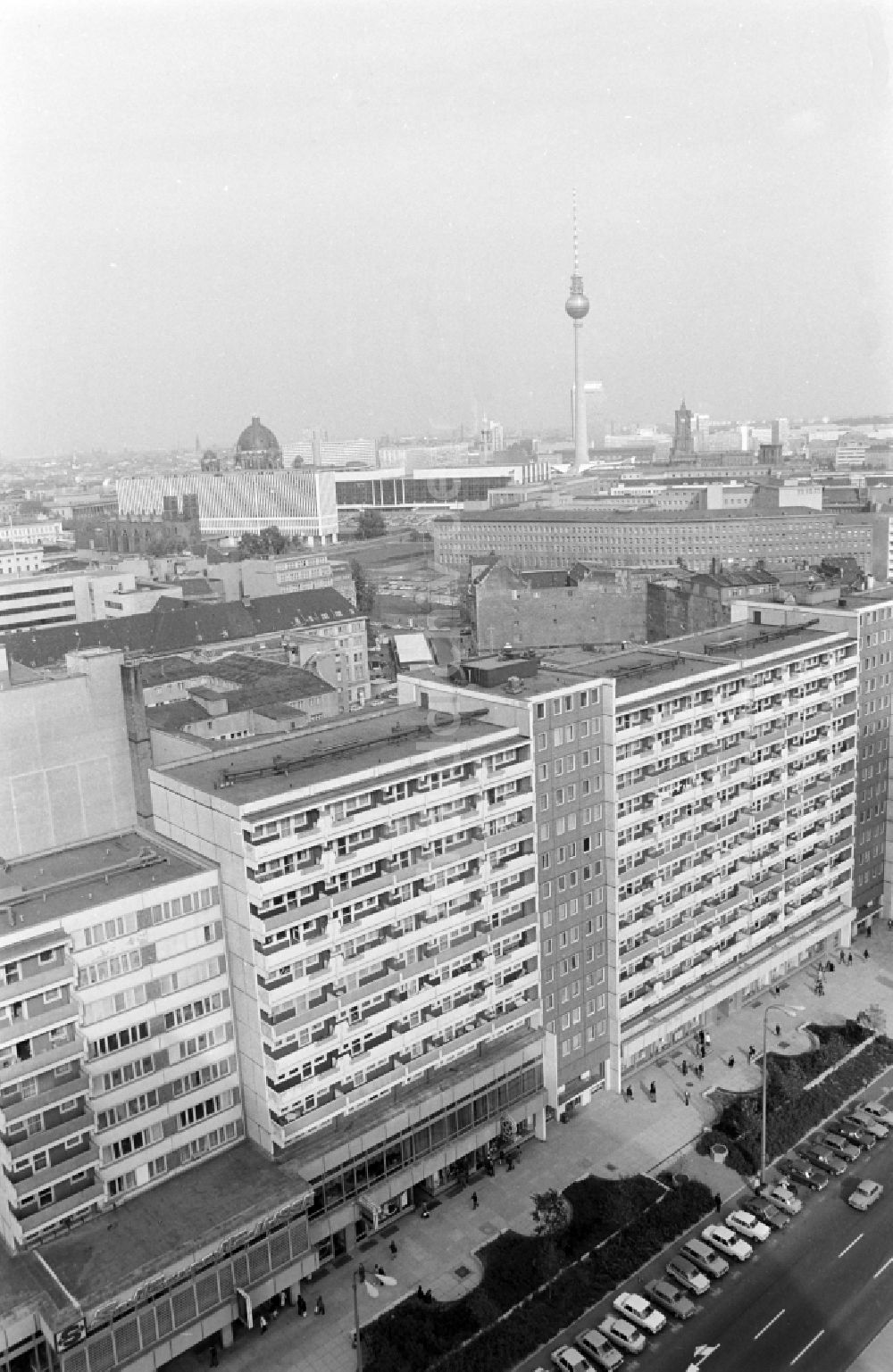 DDR-Bildarchiv: Berlin - Straßenansicht Leipziger Straße im Ortsteil Mitte in Berlin - Mitte in der DDR