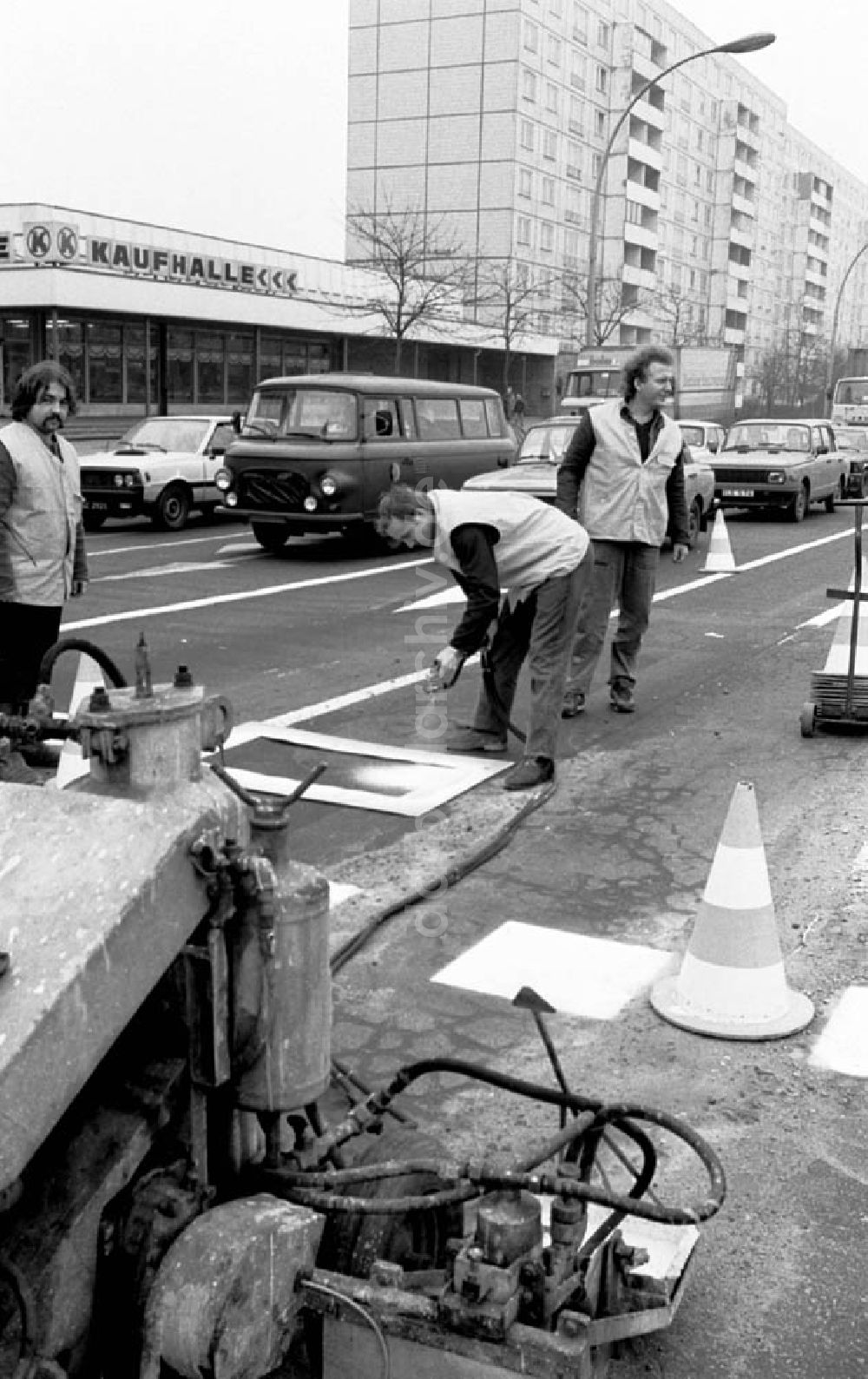 Berlin: 13.03.1986 Straßenmarkierung in Berlin-Mitte in der Holzmarkstr.