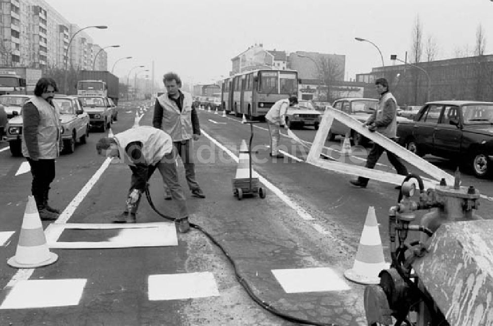 DDR-Bildarchiv: Berlin - 13.03.1986 Straßenmarkierung in Berlin-Mitte in der Holzmarkstr.