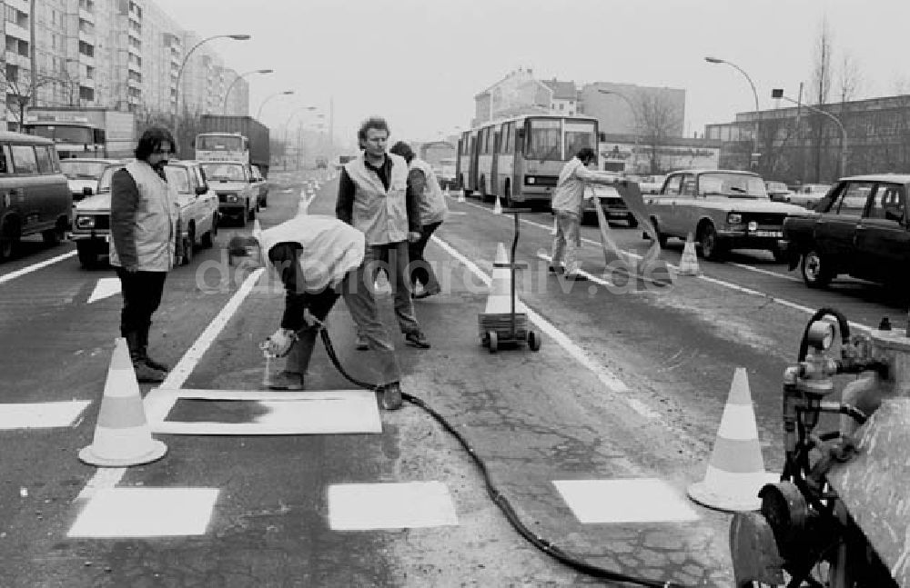 DDR-Fotoarchiv: Berlin - 13.03.1986 Straßenmarkierung in Berlin-Mitte in der Holzmarkstr.