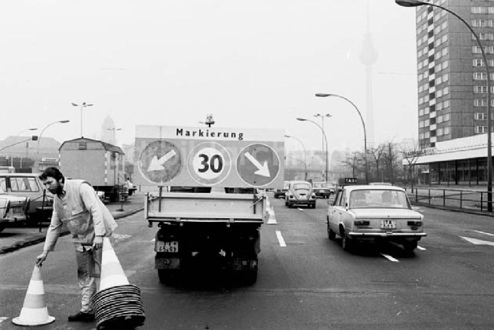 Berlin: 13.03.1986 Straßenmarkierung in Berlin-Mitte in der Holzmarkstr.