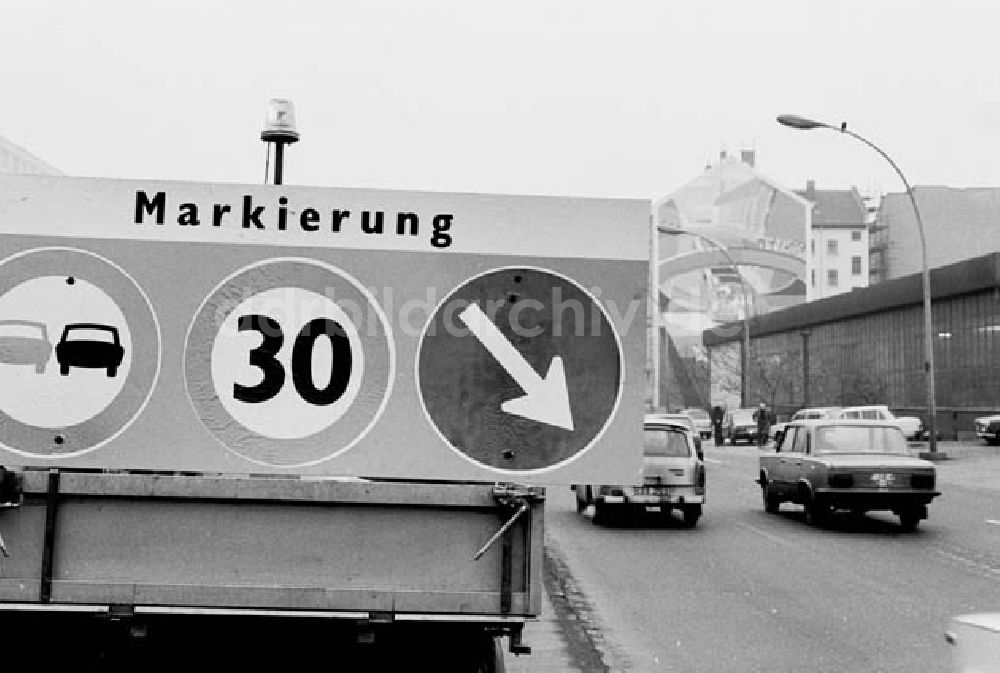 DDR-Bildarchiv: Berlin - 13.03.1986 Straßenmarkierung in Berlin-Mitte in der Holzmarkstr.