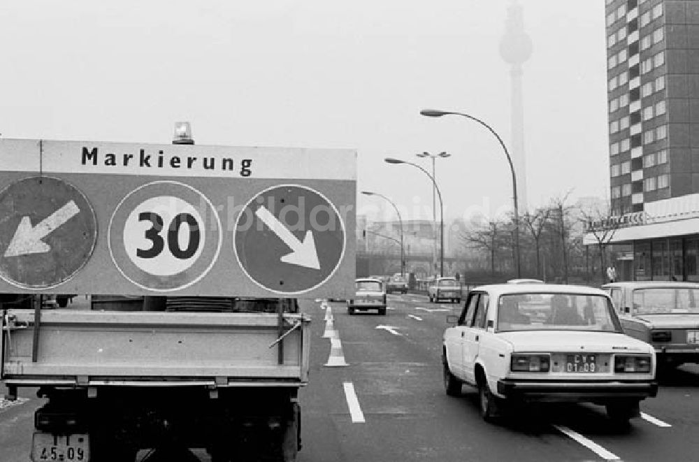 DDR-Fotoarchiv: Berlin - 13.03.1986 Straßenmarkierung in Berlin-Mitte in der Holzmarkstr.