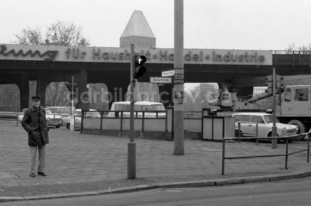 Berlin: 13.03.1986 Straßenmarkierung in Berlin-Mitte in der Holzmarkstr.