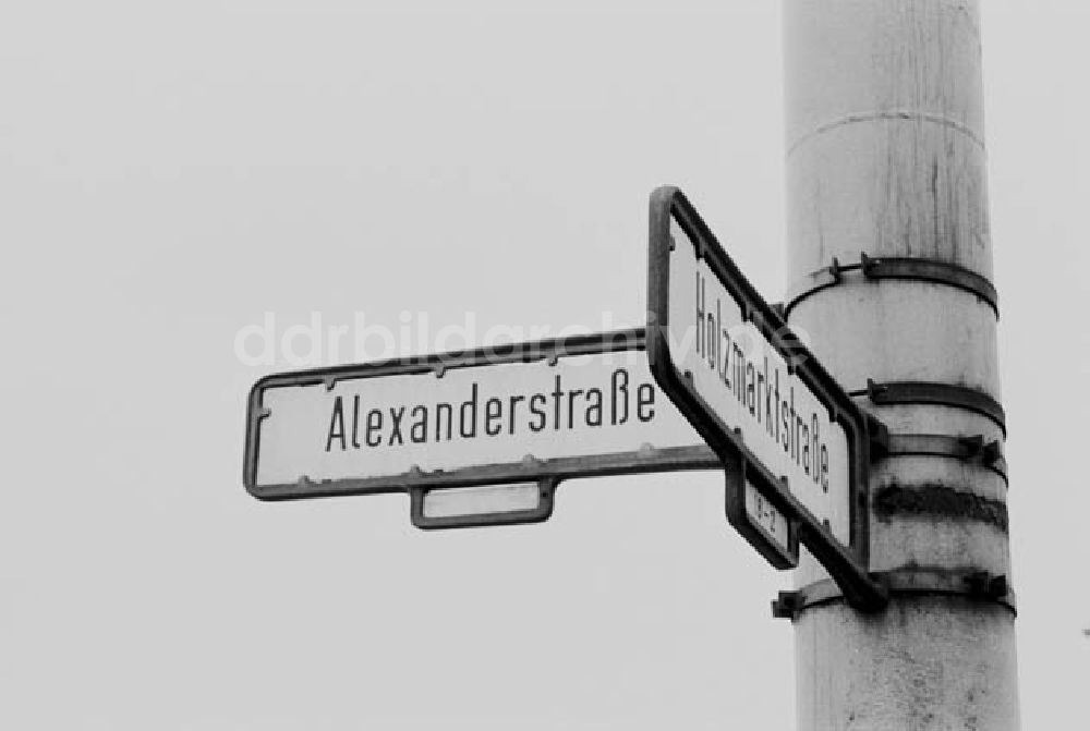 DDR-Bildarchiv: Berlin - 13.03.1986 Straßenmarkierung in Berlin-Mitte in der Holzmarkstr.