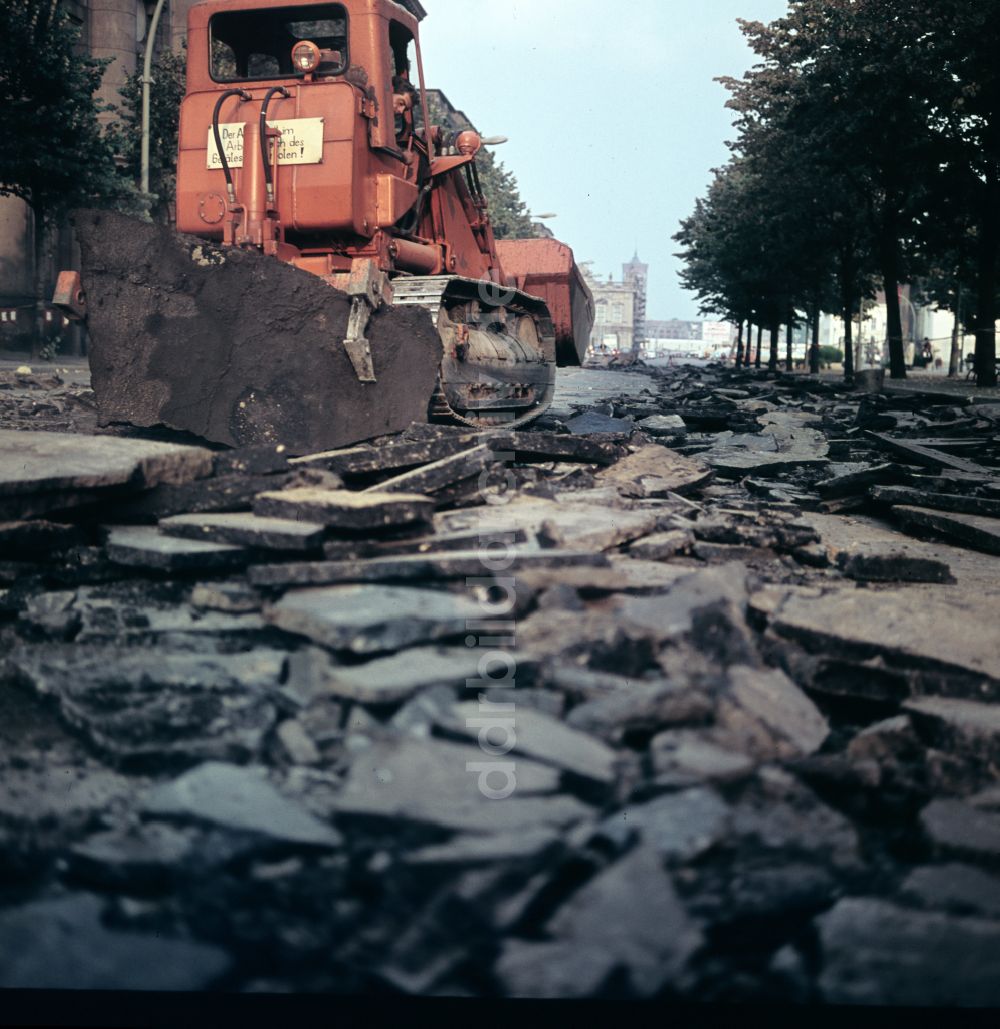 Berlin: Straßensanierung in der Straße Unter den Linden in Berlin in der DDR