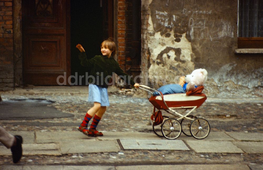 DDR-Fotoarchiv: Berlin - Straßenszene in Berlin in der DDR