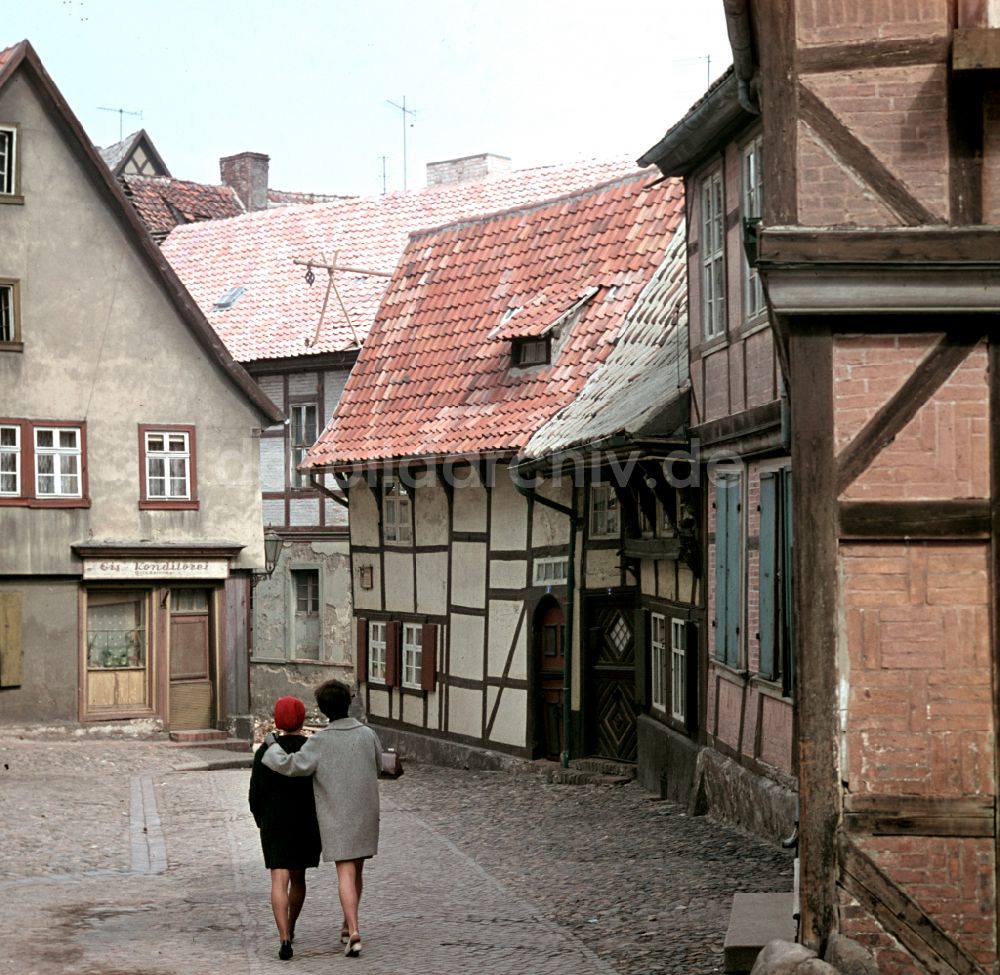 DDR-Bildarchiv: Quedlinburg - Straßenszene zwischen Fachwerkhäusern in der Stadt Quedlinburg in der DDR