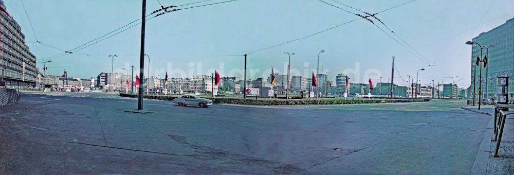 DDR-Fotoarchiv: Berlin - Straßenzustand des Platzbereiches am Alexanderplatz im Ortsteil Mitte in Berlin in der DDR