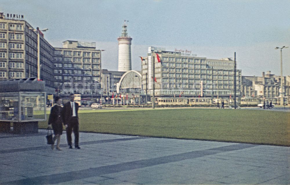 Berlin: Straßenzustand des Platzbereiches am Alexanderplatz im Ortsteil Mitte in Berlin in der DDR