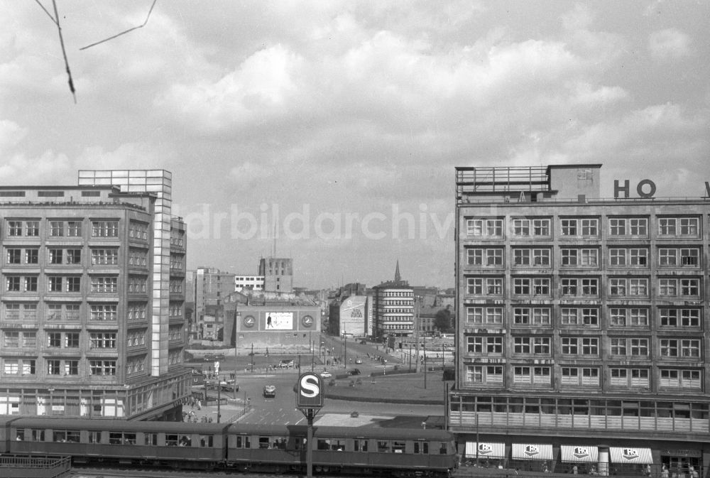 DDR-Fotoarchiv: Berlin - Straßenzustand des Platzbereiches am S-Bahnhof Alexanderplatz in Berlin in der DDR