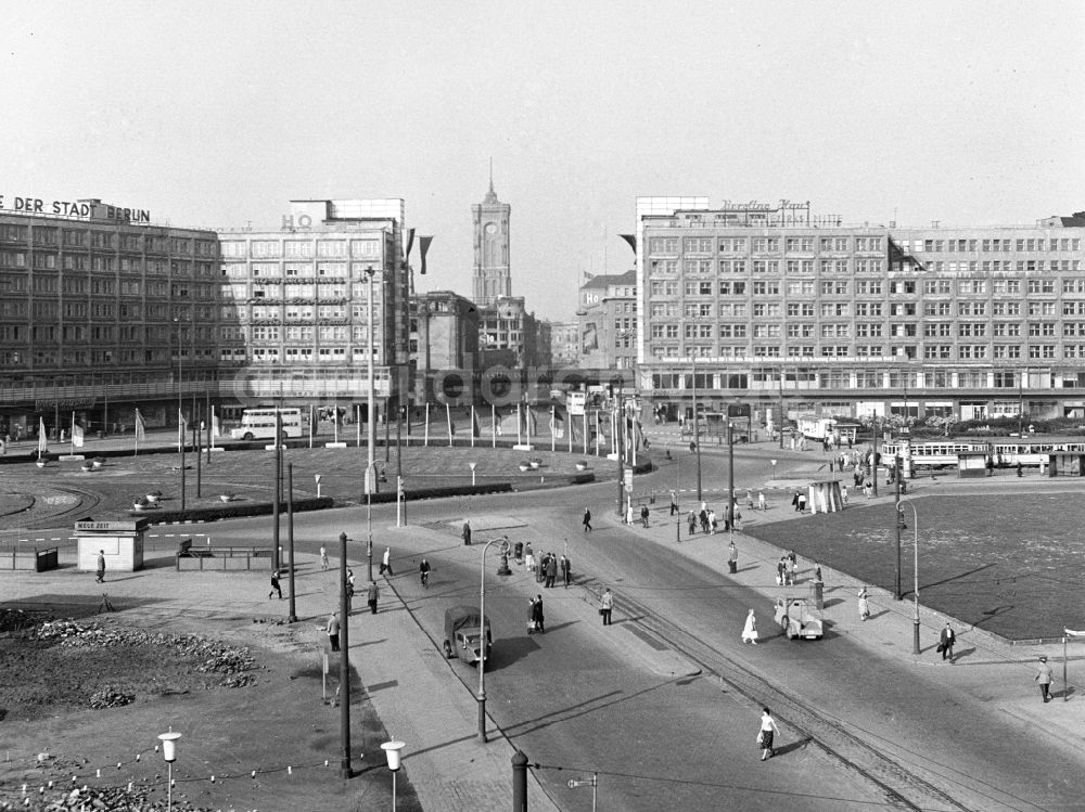 Berlin: Straßenzustand des Platzbereiches am S-Bahnhof Alexanderplatz in Berlin in der DDR