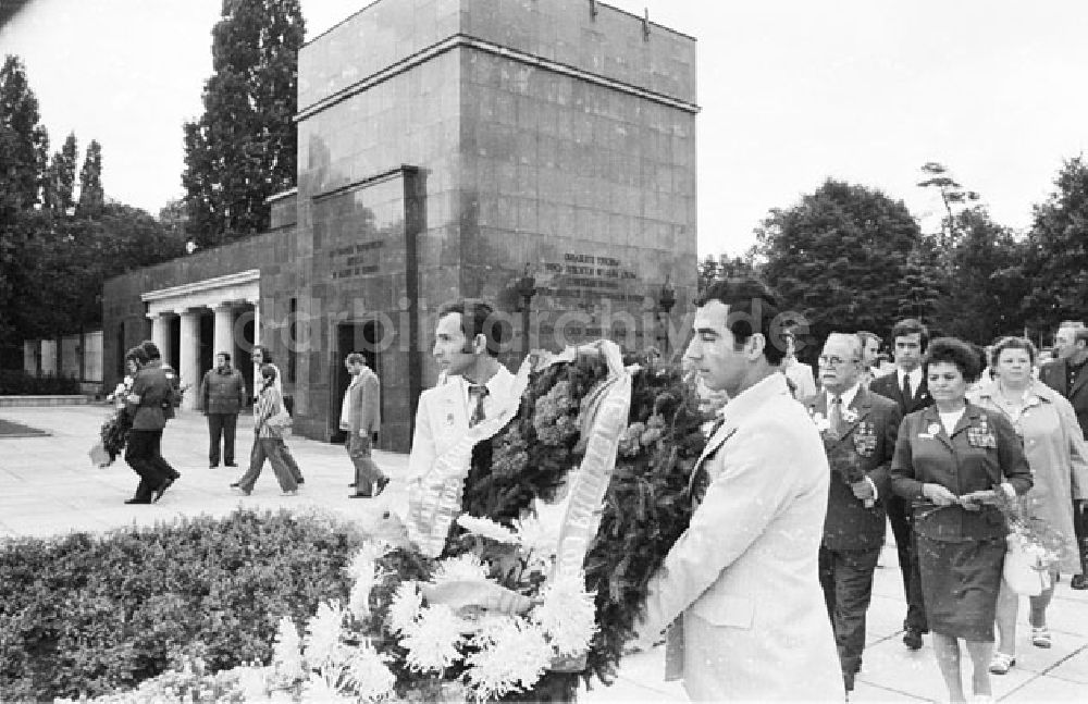 DDR-Fotoarchiv: Berlin - SW-Delegation in Belin-Schönholz Foto: Lange Foto-Tasche: 684