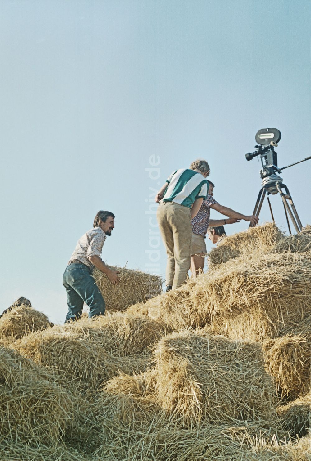 Räckelwitz: Szenenbild im Film Porträt eines Mittelpunktes bei der Errichtung eines Kamerastandpunktes in Räckelwitz in der DDR