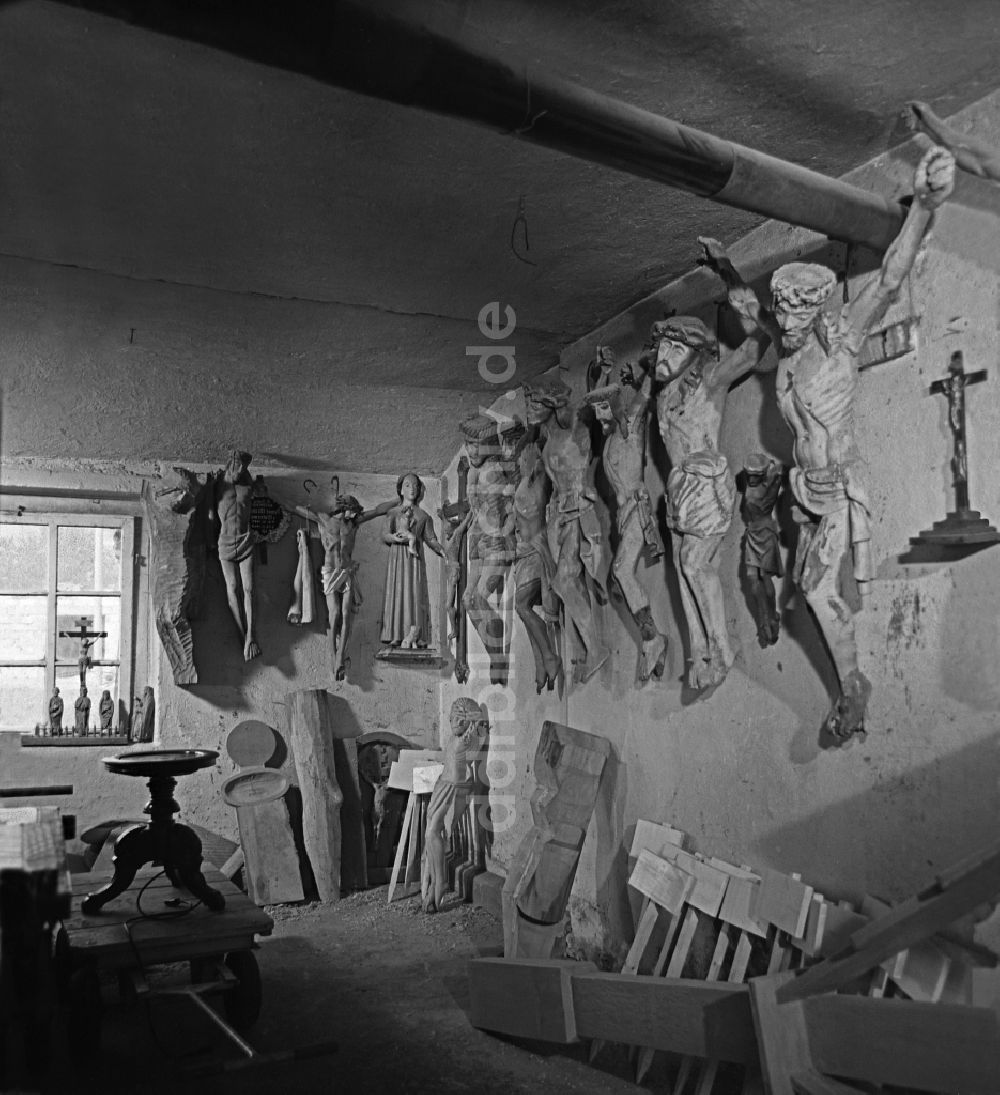 DDR-Bildarchiv: Räckelwitz - Szenenbild Film Porträt eines Mittelpunktes Holzkruzifixe in der Werkstadt des Holzrestaurators Benedikt Dirlich in Räckelwitz in der DDR