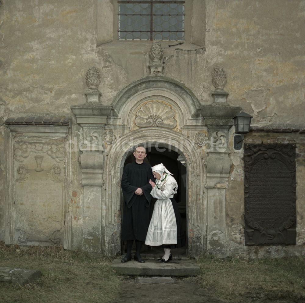 Kreba-Neudorf: Szenenbild Kontinent Hoffnung mit Majka Kowarjec und Alfred Lübke am Eingang einer Kirche in Kreba-Neudorf in der DDR