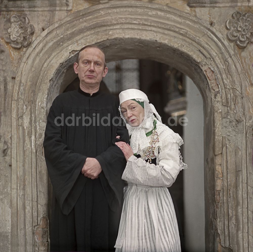 DDR-Fotoarchiv: Kreba-Neudorf - Szenenbild Kontinent Hoffnung mit Majka Kowarjec und Alfred Lübke am Eingang einer Kirche in Kreba-Neudorf in der DDR