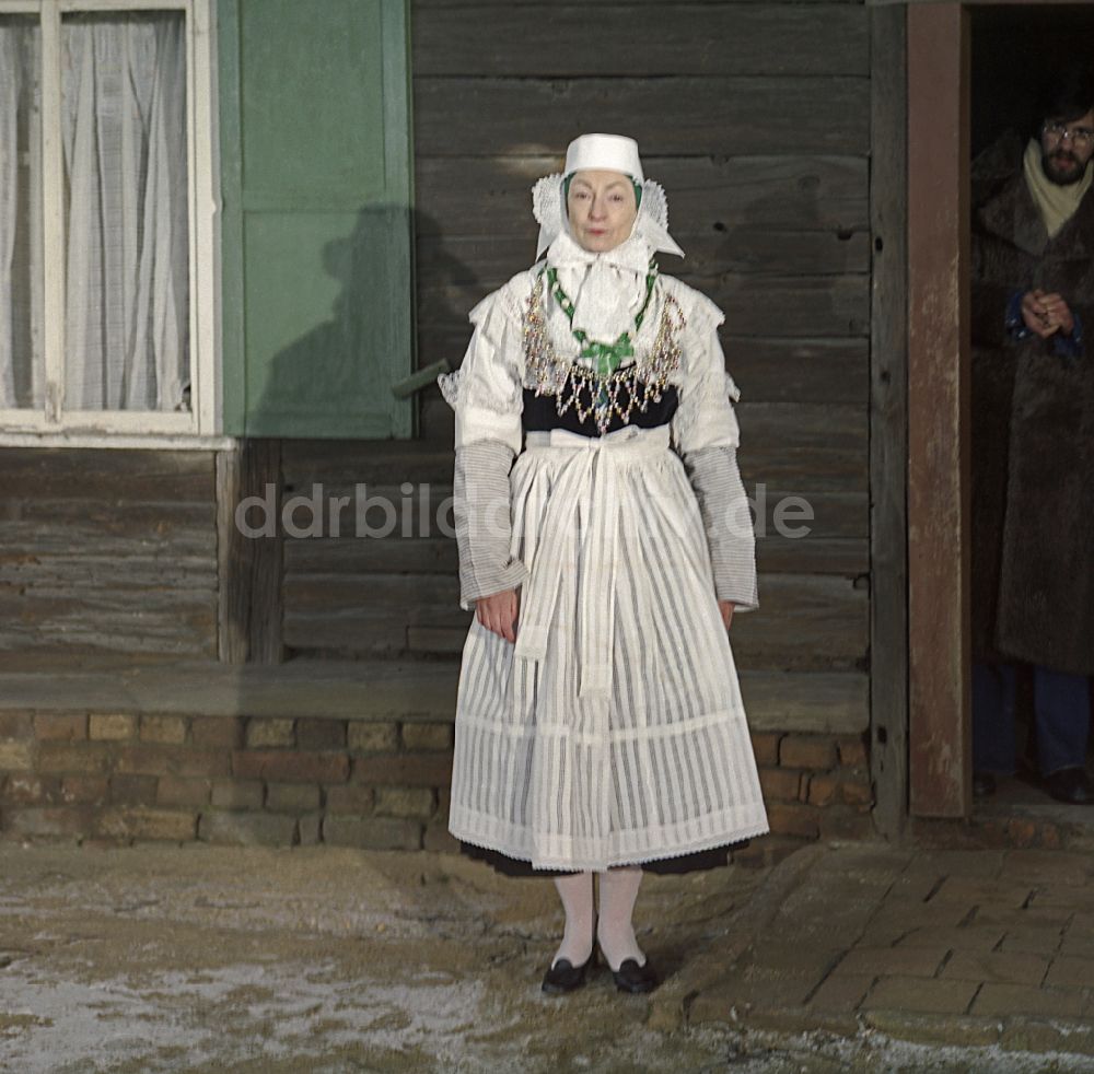 DDR-Fotoarchiv: Kreba-Neudorf - Szenenbild Kontinent Hoffnung mit der Schauspielerin Majka Kowarjec in sorbischer Tracht als Mutter in Kreba-Neudorf in der DDR