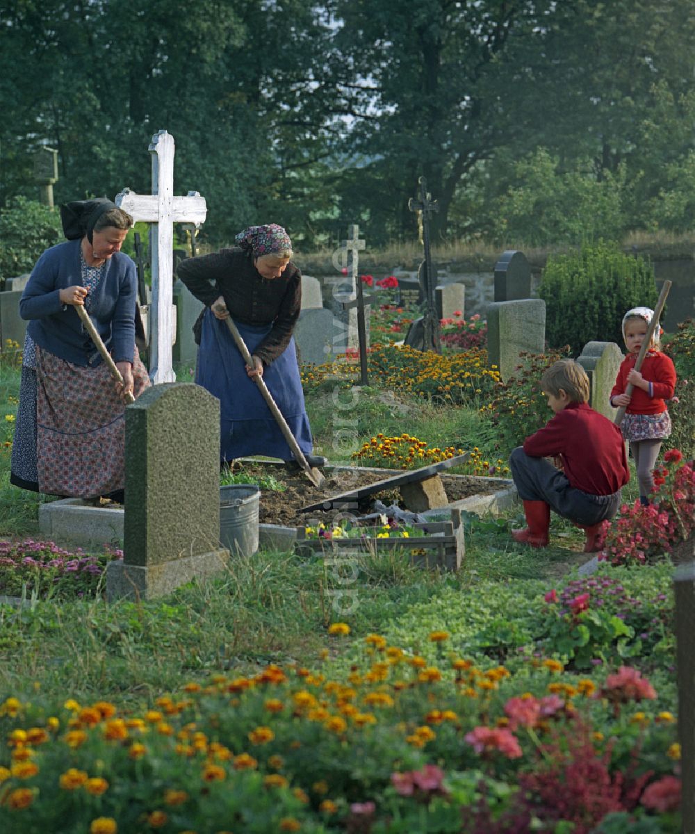 DDR-Bildarchiv: Ralbitz - Szenenbild Porträt eines Mittelpunktes auf dem sorbischen Friedhof in Ralbitz in der DDR