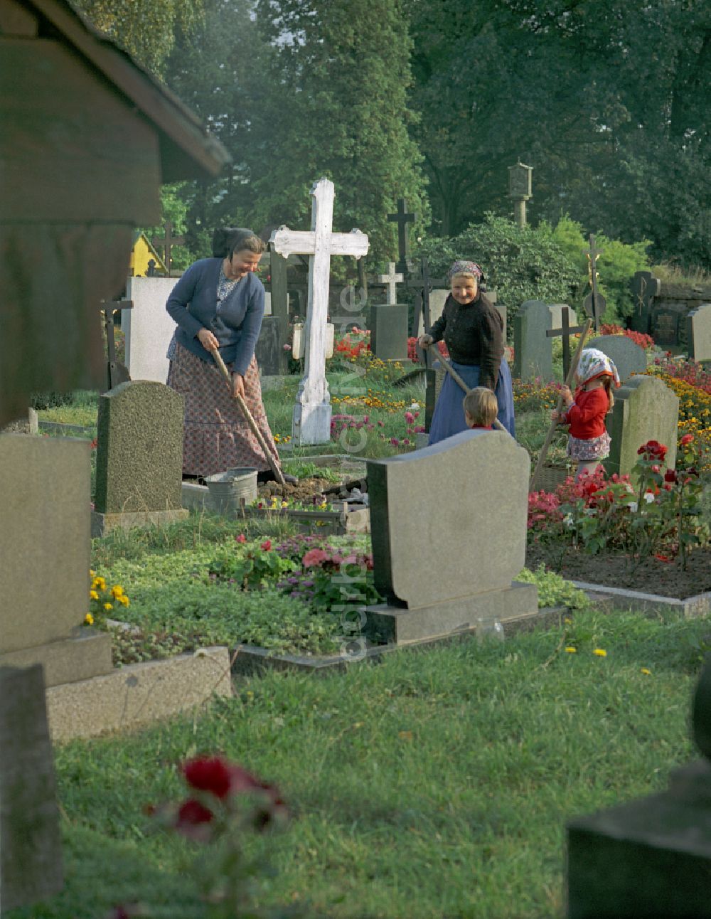 Ralbitz: Szenenbild Porträt eines Mittelpunktes auf dem sorbischen Friedhof in Ralbitz in der DDR