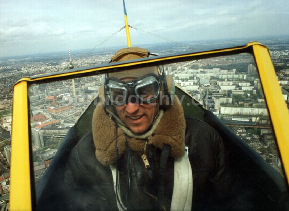 DDR-Fotoarchiv: Berlin - Take Off 92, Atlantiküberquerer Klaus Plasa fliegt eine Boeing Stearman 20.04.1992