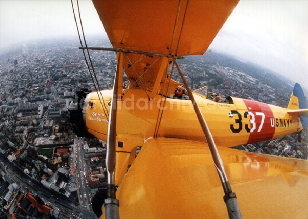 Berlin: Take Off 92, Atlantiküberquerer Klaus Plasa fliegt eine Boeing Stearman 20.04.1992