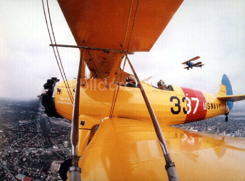 DDR-Bildarchiv: Berlin - Take Off 92, Atlantiküberquerer Klaus Plasa fliegt eine Boeing Stearman 20.04.1992