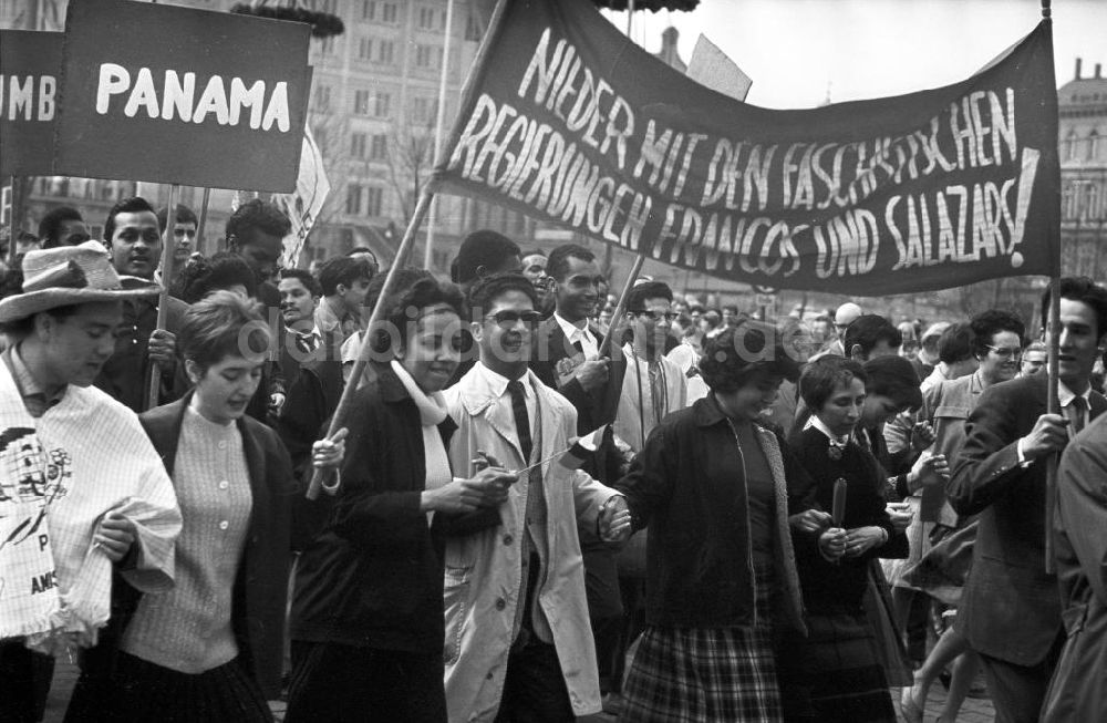 DDR-Fotoarchiv: Leipzig - Teilnehmer beim traditionellen Maiumzug, Leipzig 1963