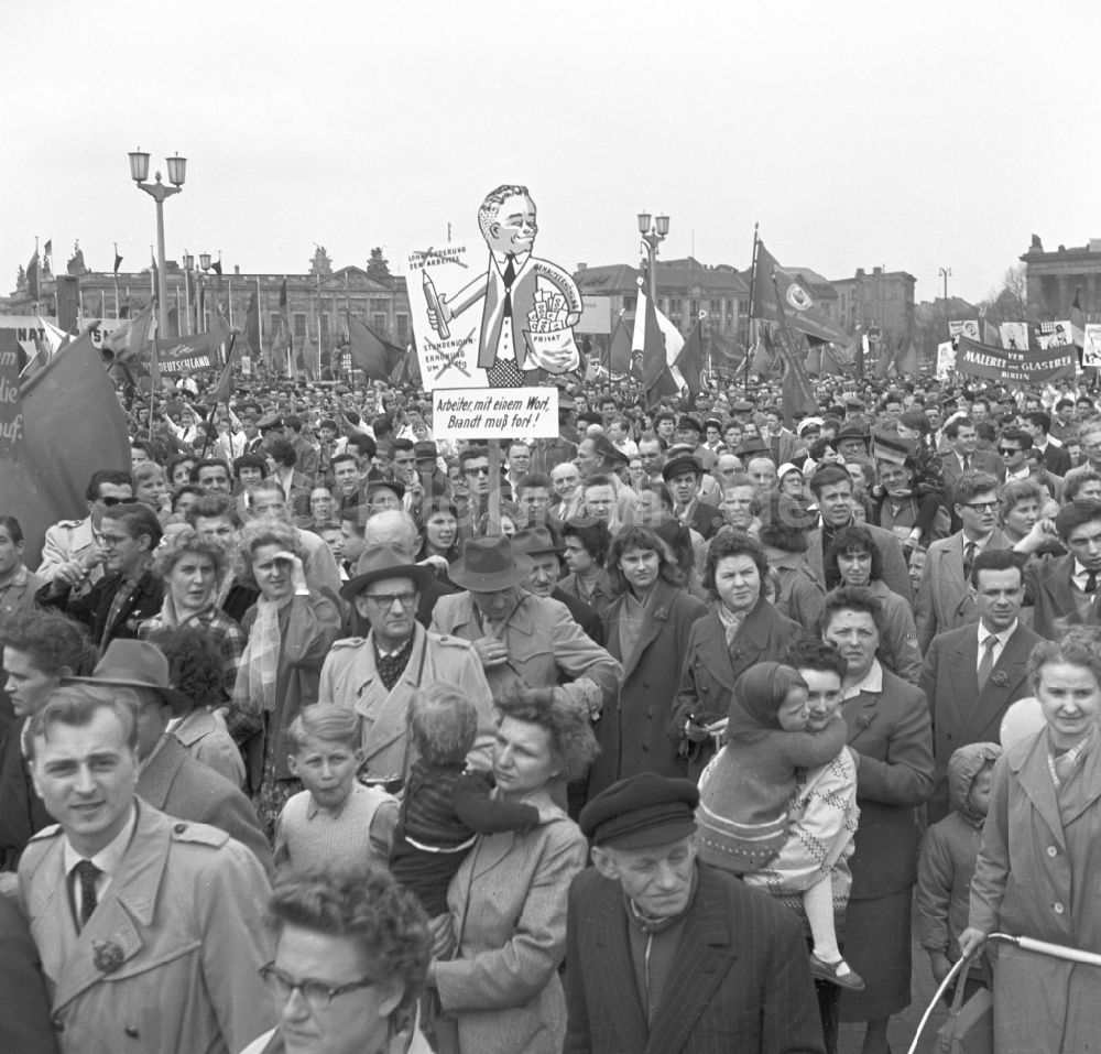 Berlin: Teilnehmer der Demonstrationen zum 1.Mai auf den Straßen in Berlin in der DDR