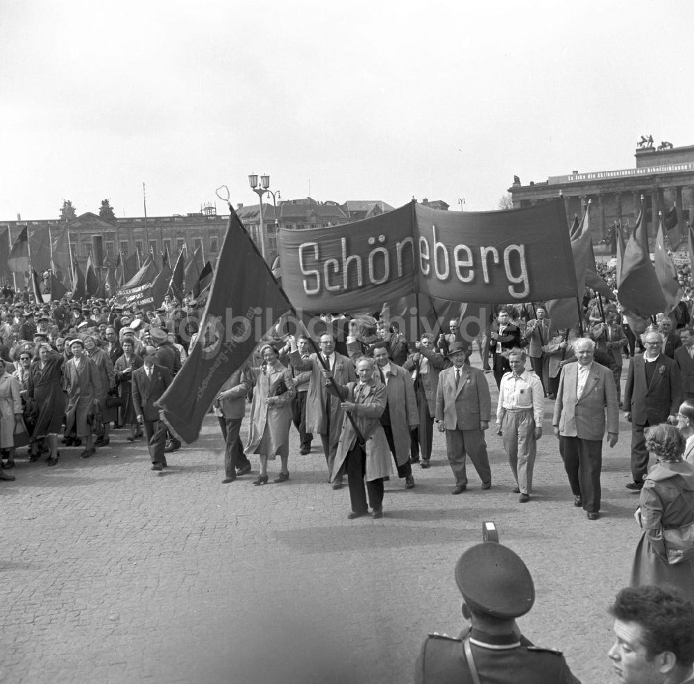 DDR-Bildarchiv: Berlin - Teilnehmer der Demonstrationen zum 1.Mai auf den Straßen in Berlin in der DDR