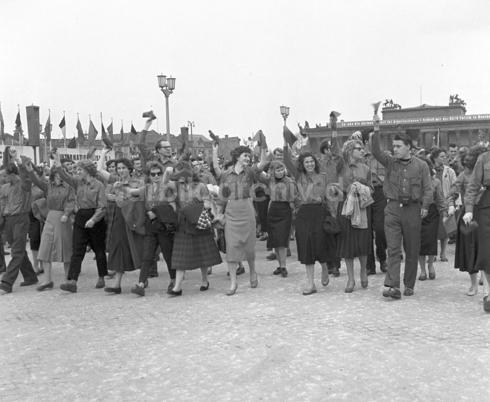 DDR-Fotoarchiv: Berlin - Teilnehmer der Demonstrationen zum 1.Mai auf den Straßen in Berlin in der DDR