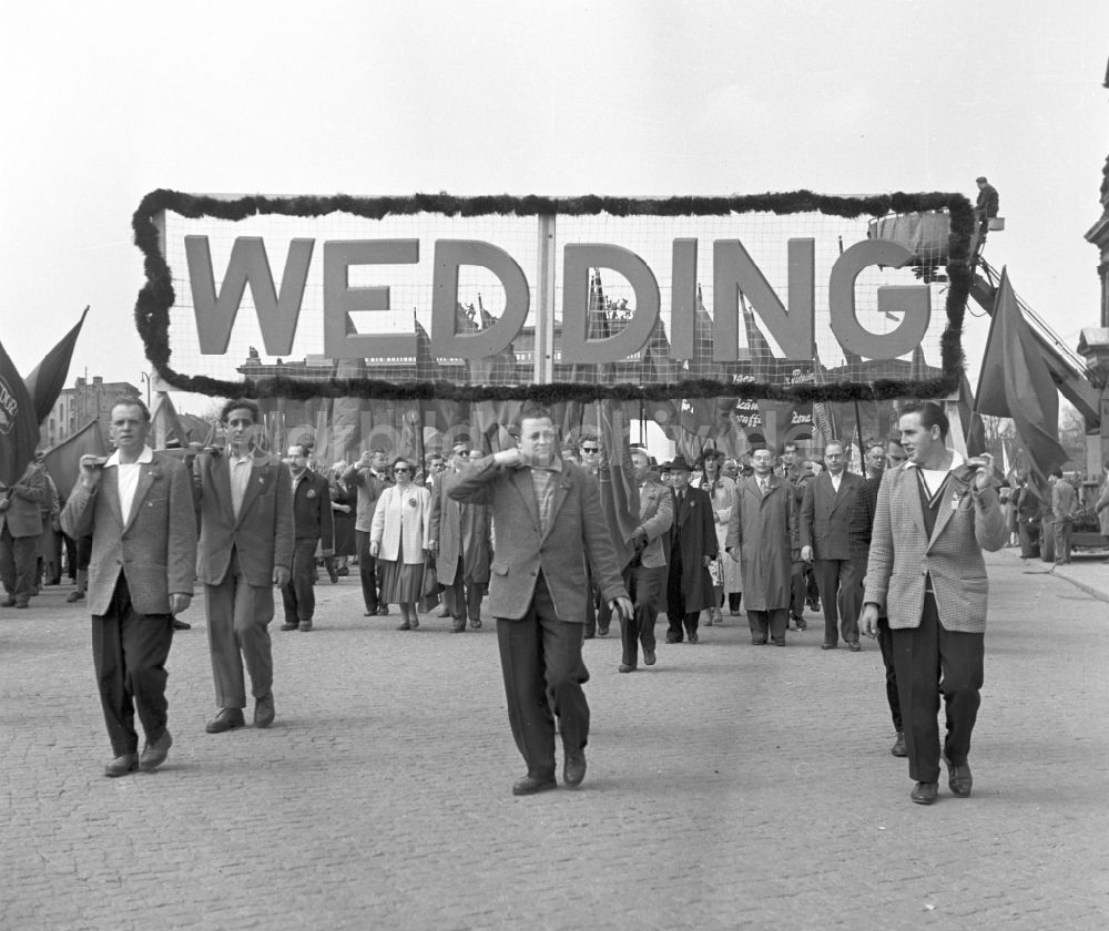 Berlin: Teilnehmer der Demonstrationen zum 1.Mai auf den Straßen in Berlin in der DDR