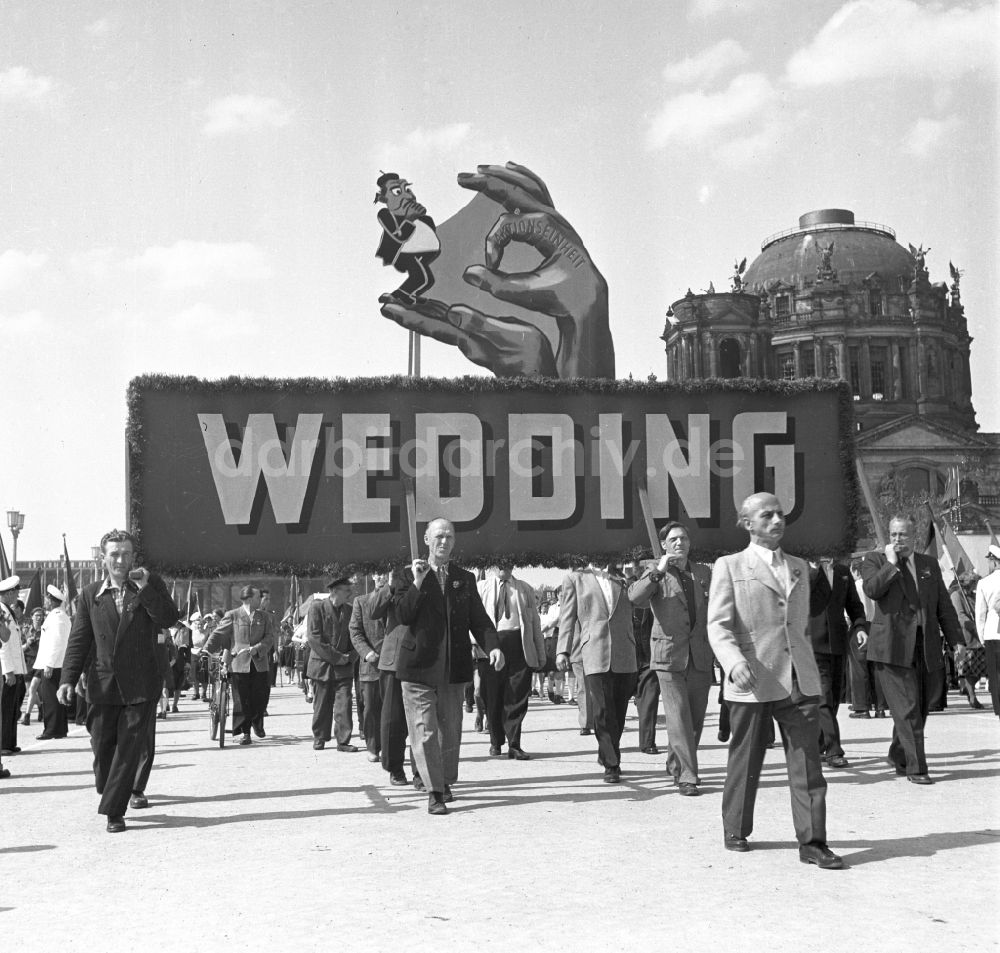 DDR-Bildarchiv: Berlin - Teilnehmer der Demonstrationen zum 1.Mai auf den Straßen in Berlin in der DDR