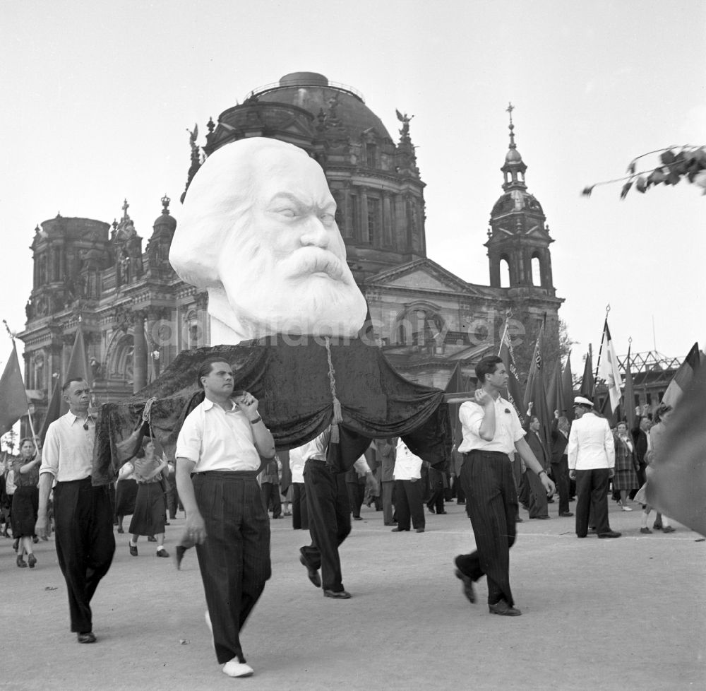 DDR-Fotoarchiv: Berlin - Teilnehmer der Demonstrationen zum 1.Mai auf den Straßen in Berlin in der DDR