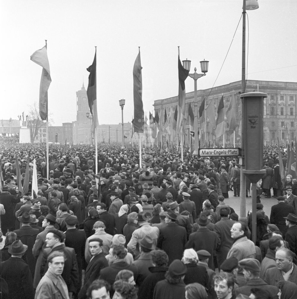 Berlin: Teilnehmer der Demonstrationen zum 1.Mai auf den Straßen in Berlin in der DDR