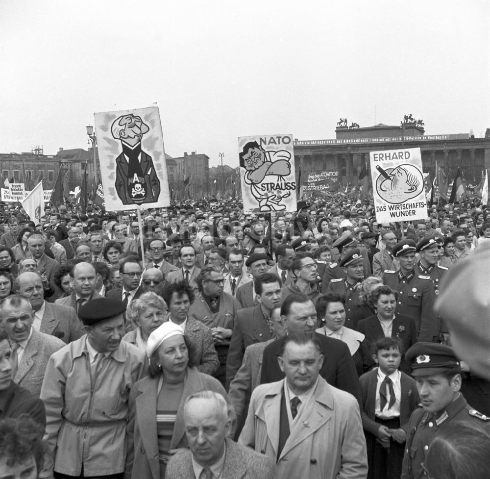 DDR-Bildarchiv: Berlin - Teilnehmer der Demonstrationen zum 1.Mai auf den Straßen in Berlin in der DDR