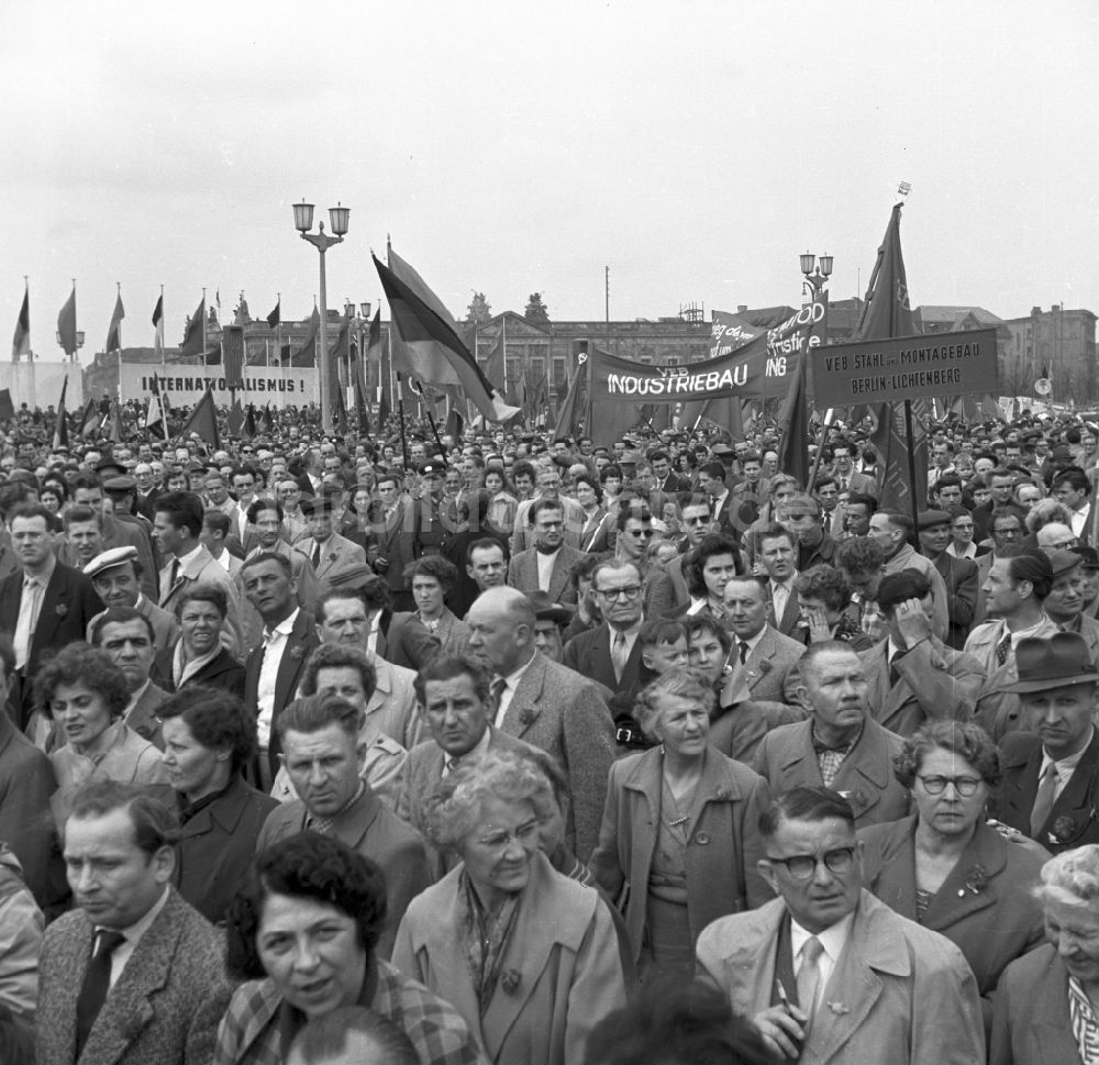 DDR-Fotoarchiv: Berlin - Teilnehmer der Demonstrationen zum 1.Mai auf den Straßen in Berlin in der DDR