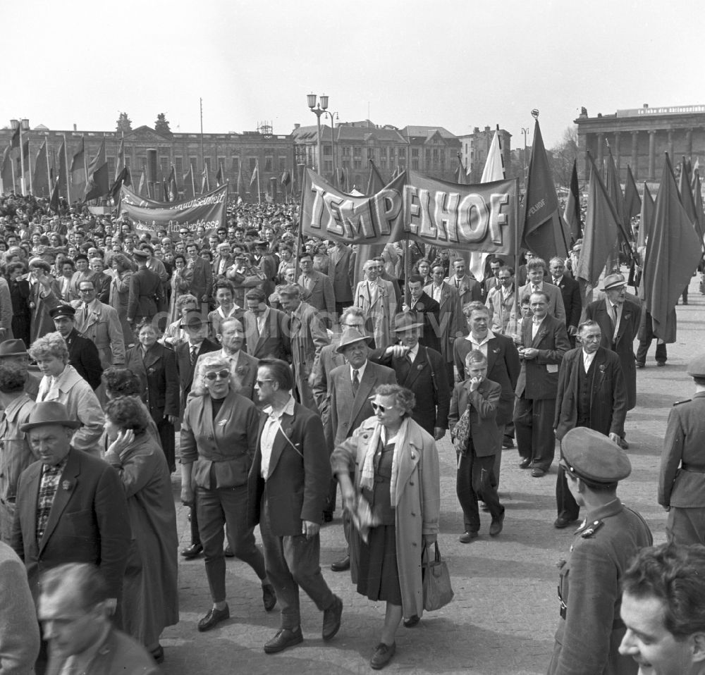 Berlin: Teilnehmer der Demonstrationen zum 1.Mai auf den Straßen in Berlin in der DDR