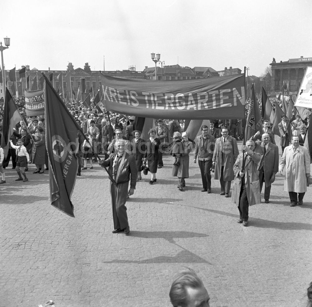 Berlin: Teilnehmer der Demonstrationen zum 1.Mai auf den Straßen in Berlin in der DDR