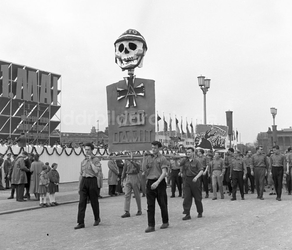 DDR-Bildarchiv: Berlin - Teilnehmer der Demonstrationen zum 1.Mai auf den Straßen in Berlin in der DDR