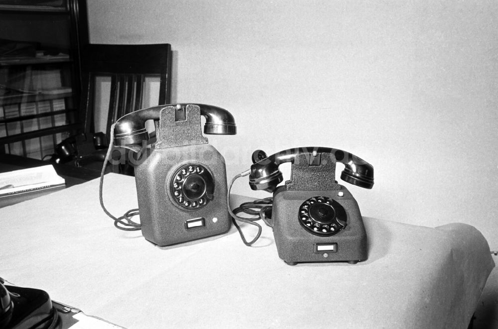 Berlin: Telefonapparate mit Wählscheibe in Berlin in der DDR