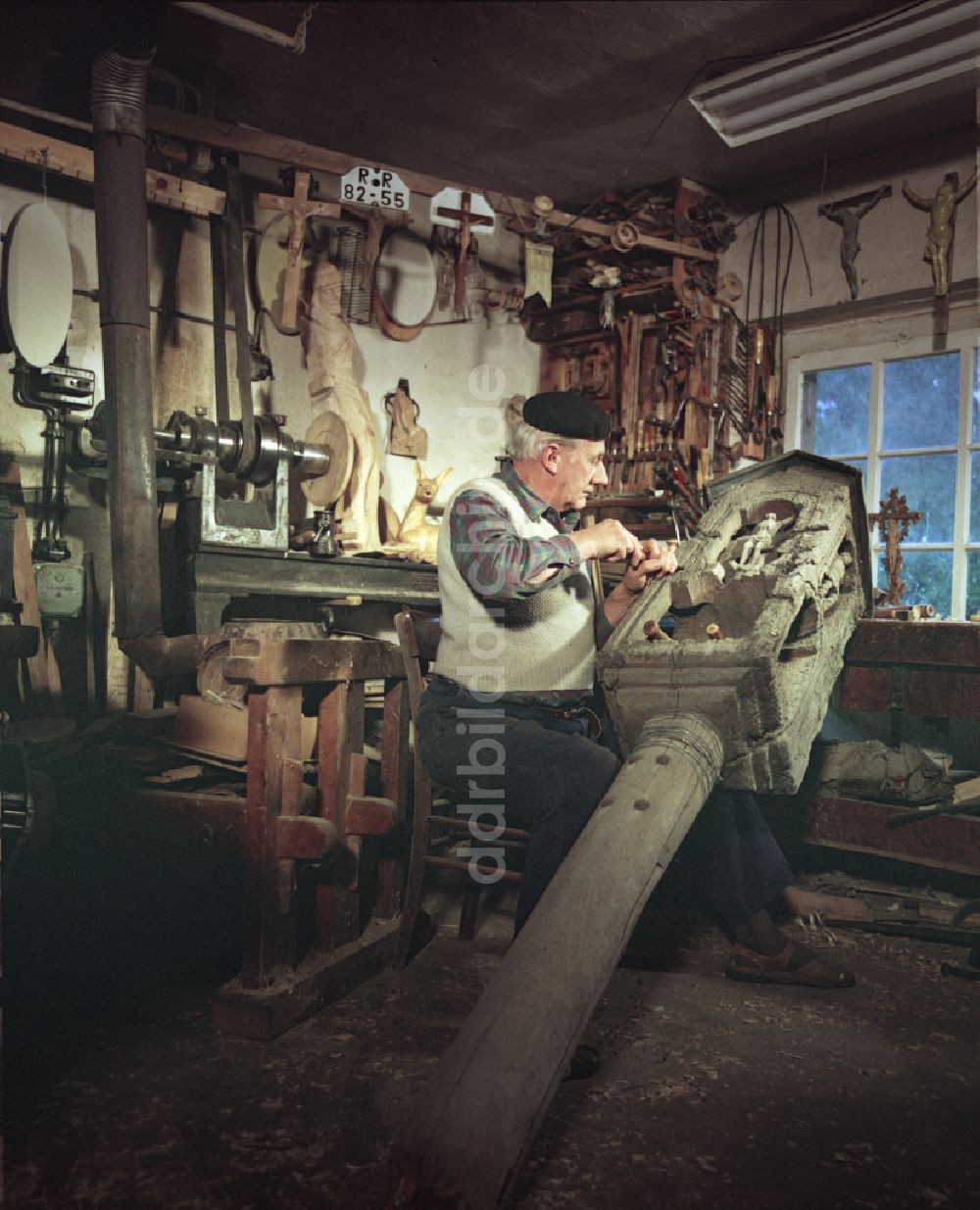 Räckelwitz: Tischler und Sorbischer Holzschnitzer bei der Arbeit in Räckelwitz in der DDR