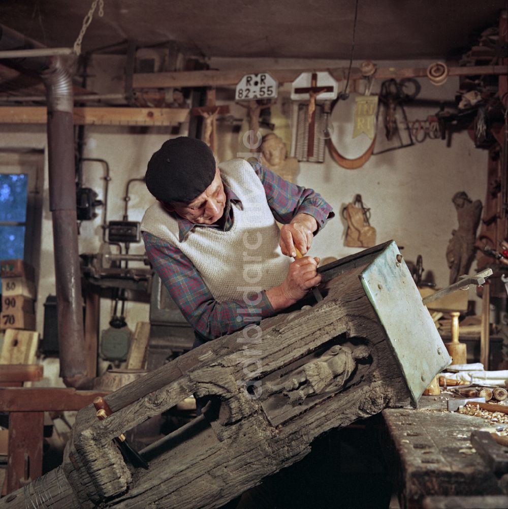 Räckelwitz: Tischler und Sorbischer Holzschnitzer bei der Arbeit in Räckelwitz in der DDR