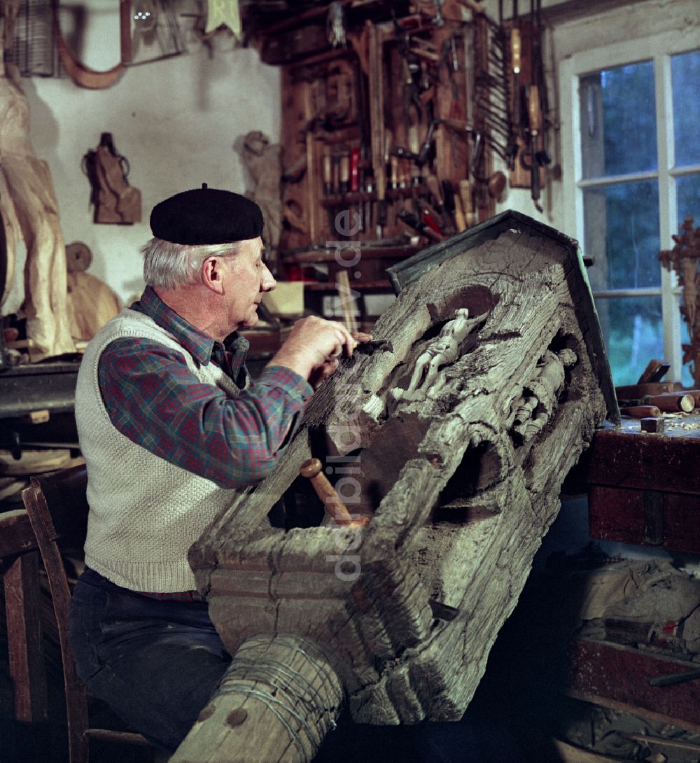 DDR-Bildarchiv: Räckelwitz - Tischler und Sorbischer Holzschnitzer bei der Arbeit in Räckelwitz in der DDR