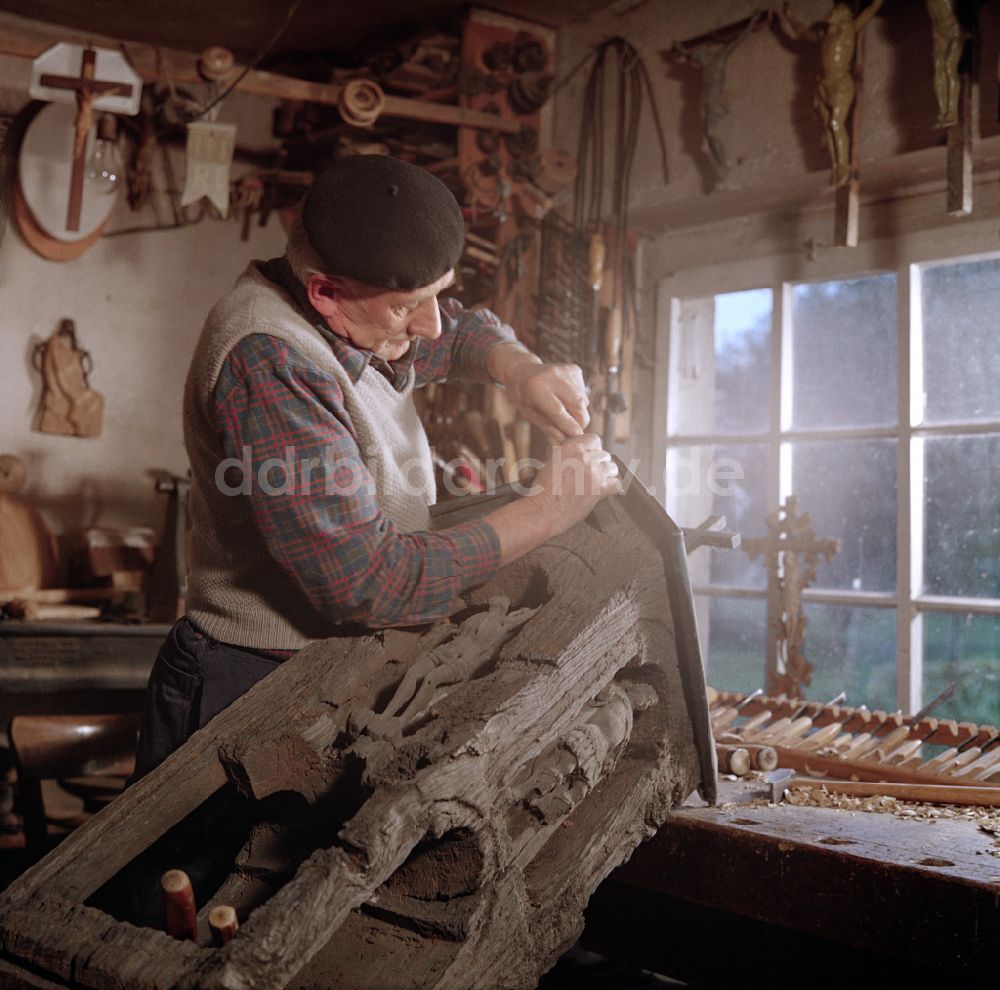 DDR-Fotoarchiv: Räckelwitz - Tischler und Sorbischer Holzschnitzer bei der Arbeit in Räckelwitz in der DDR