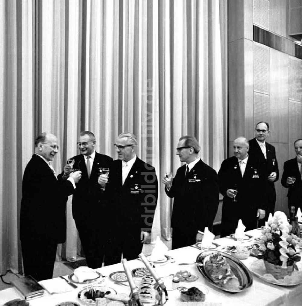 DDR-Bildarchiv: Berlin - Toast auf die Republik Empfang bei Walter Ulbricht zum 17. Jahrestag der DDR Foto: Schönfeld