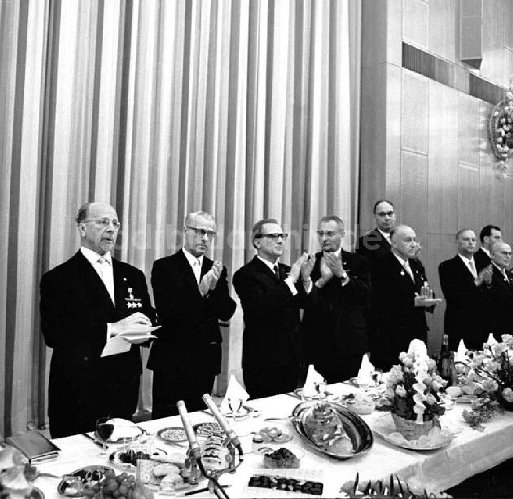 DDR-Fotoarchiv: Berlin - Toast auf die Republik Empfang bei Walter Ulbricht zum 17. Jahrestag der DDR Foto: Schönfeld