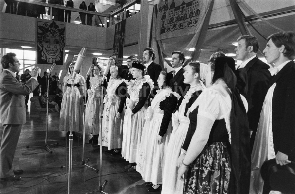 Berlin: Trachtenchor mit Gesangsdarbietung im Rahmen der Dresdner Kulturtage im Palast der Republik in Berlin in der DDR