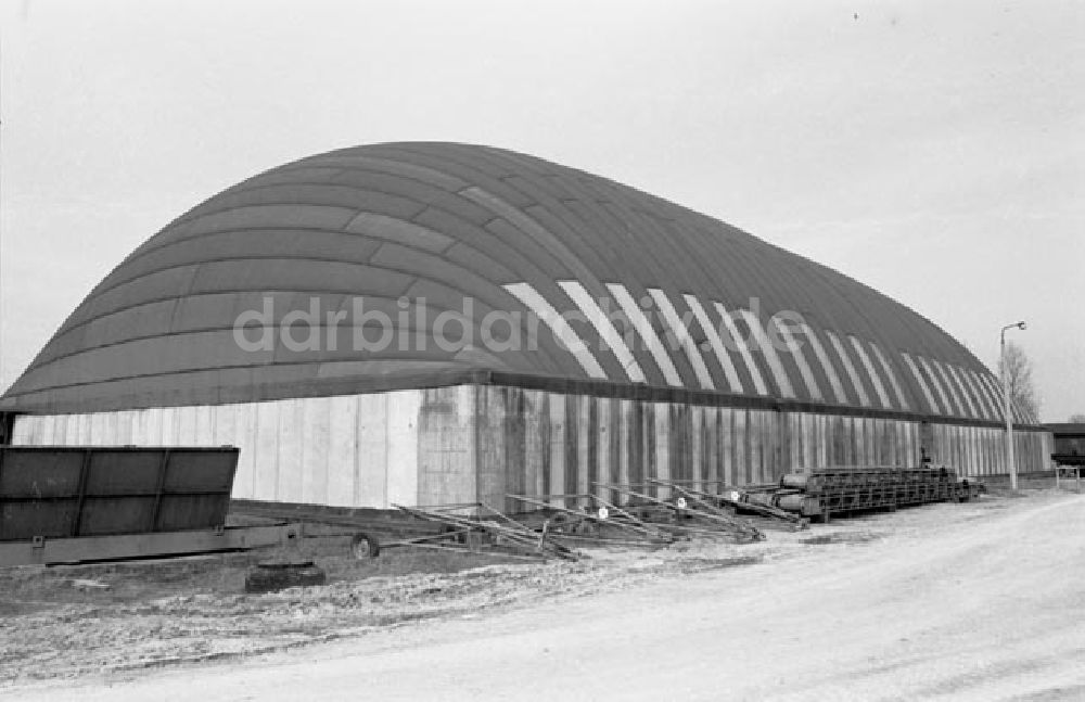 DDR-Fotoarchiv: Lindenberg - Traglufthalle Lindenberg Brigade der Sozialistischen Arbeit - Agrar-Spezialbecken Foto: Schönfeld