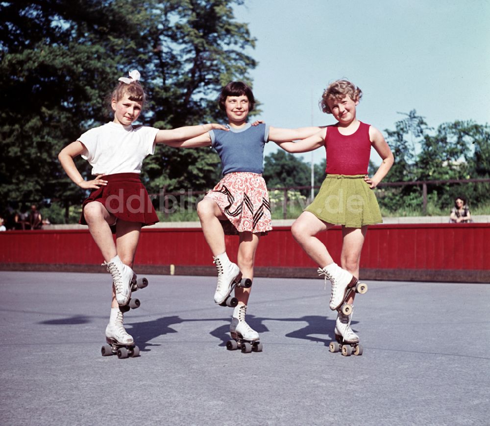 DDR-Bildarchiv: Dresden - Trainings- und Leistungssportzentrum Abteilung Rollkunstlauf des SV Dresden- Mitte 1950 e.V. in Dresden in der DDR